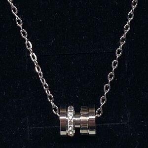 Chic Silver Necklace with Crystal Detailing